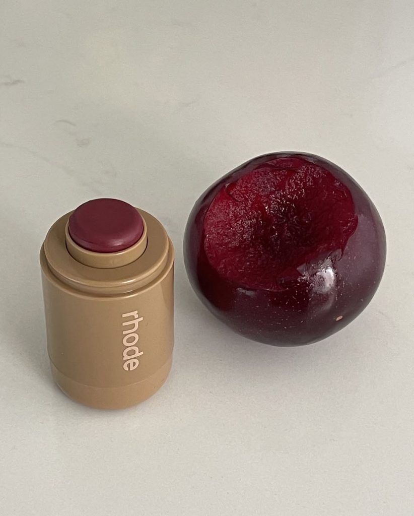 Hai già provato il nuovo pocket blush di Rhode by Hailey Bieber? È davvero un must-have