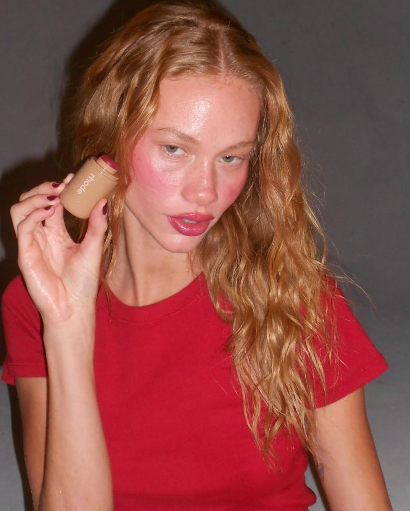 Hai già provato il nuovo pocket blush di Rhode by Hailey Bieber? È davvero un must-have
