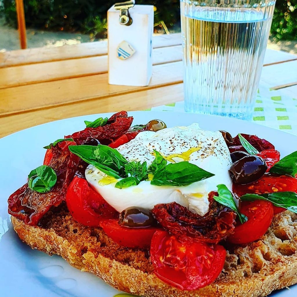 La Stella: il beach spot perfetto per chi ama mangiare con i piedi nella sabbia