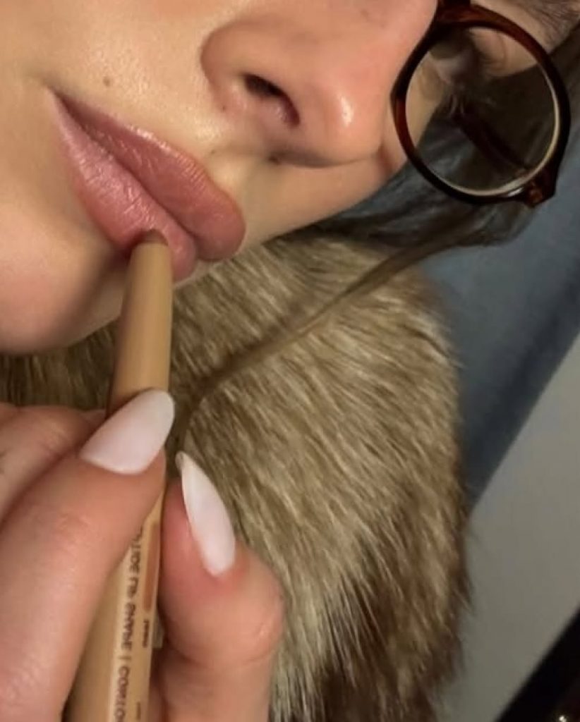 Labbra effetto wow: Hailey Bieber presenta il nuovo Peptide Lip Shaper di Rhode 3 Labbra effetto wow: Hailey Bieber presenta il nuovo Peptide Lip Shaper di Rhode