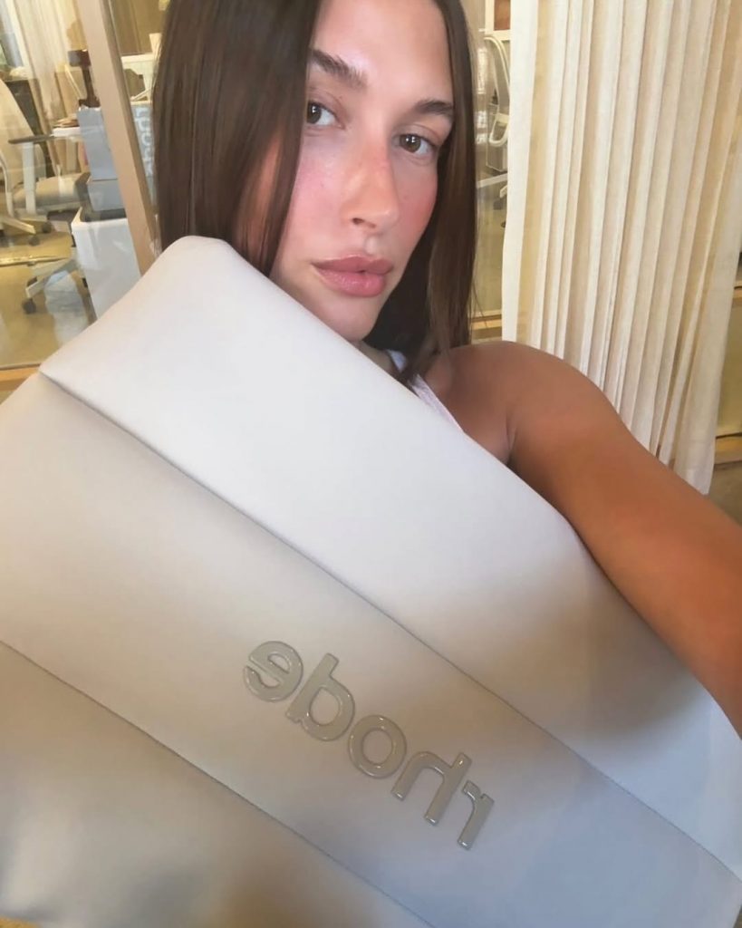 Hailey Bieber fa il botto: Rhode ceduta a E.l.f. beauty per 1 miliardo in 3 anni 2 Hailey Bieber fa il botto: Rhode ceduta a E.l.f. beauty per 1 miliardo in 3 anni