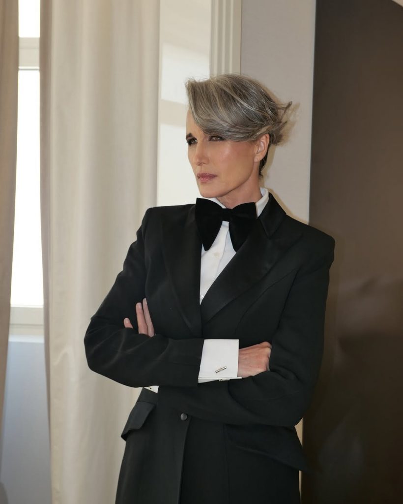 Andie MacDowell stupisce Cannes: look impeccabile e capelli grigi al naturale