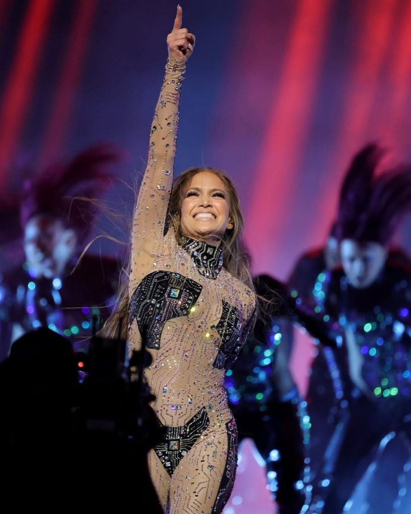 AMAs 2025: Jennifer Lopez conquista tutti con stile e personalità 2 AMAs 2025: Jennifer Lopez conquista tutti con stile e personalità