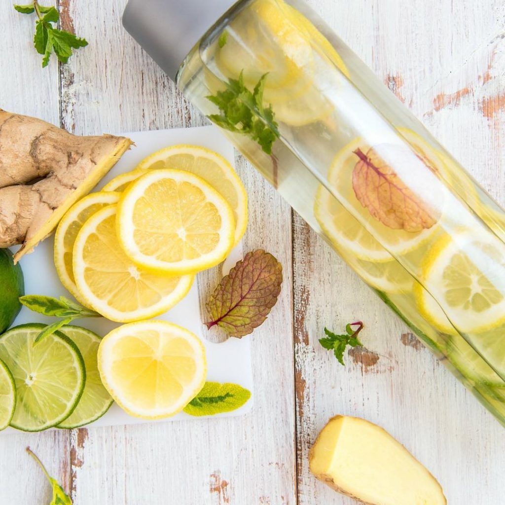 Acqua, limone e sale: Il rituale detox che cambia le tue mattine 1 Acqua, limone e sale: Il rituale detox che cambia le tue mattine