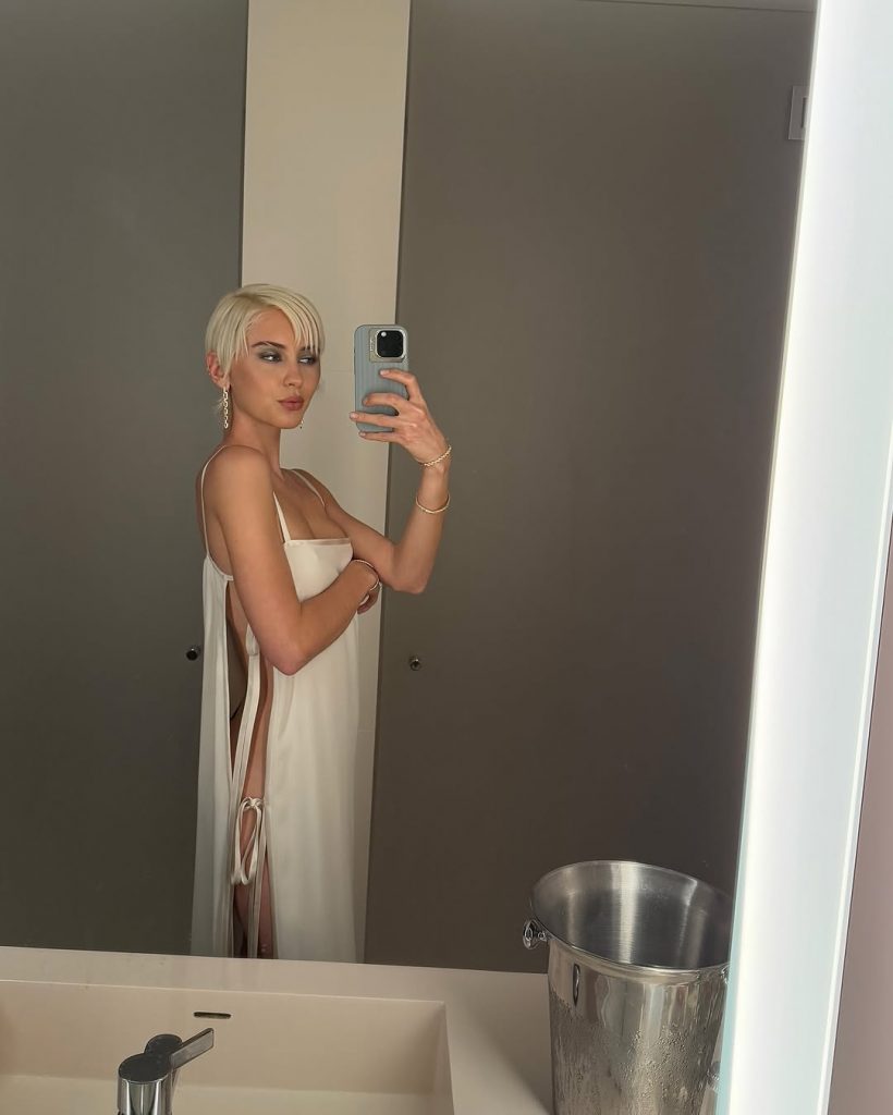 Short, chic & cool: il ritorno del pixie hair cut alla Iris Law 2 Short, chic & cool: il ritorno del pixie hair cut alla Iris Law