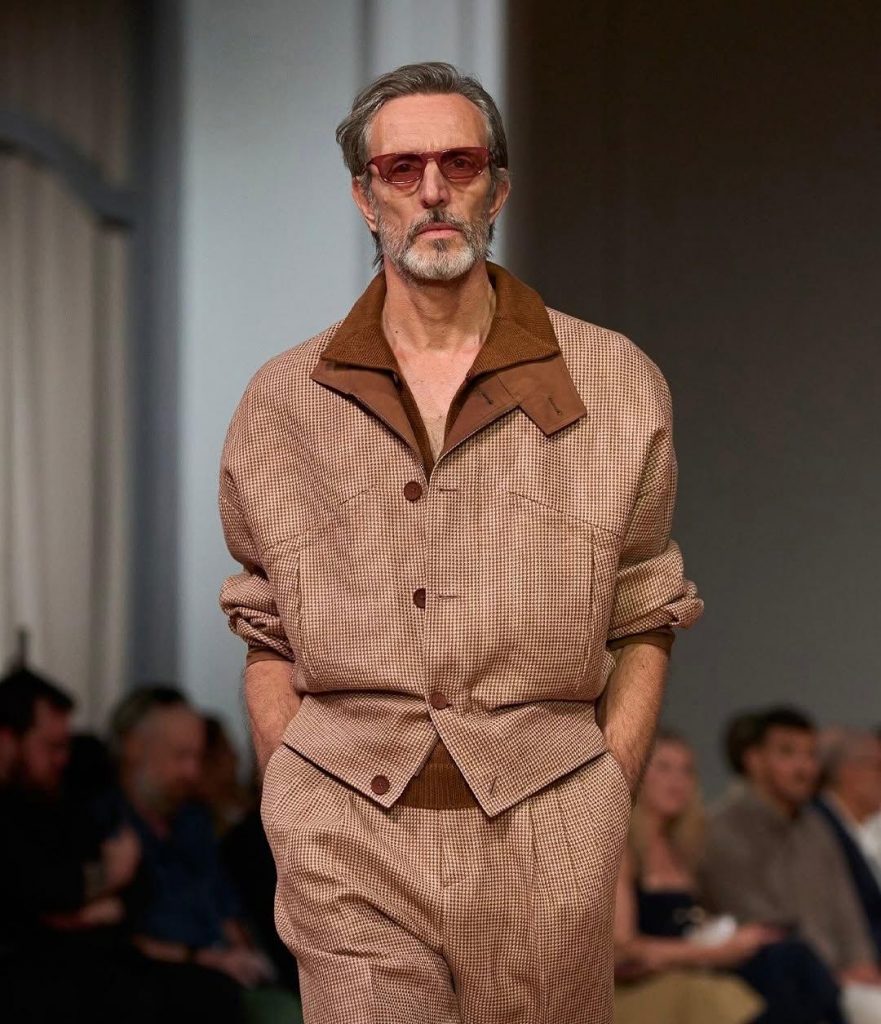 Il momento d'Oro dei modelli over 50: Una rivoluzione in corso 1 Il momento d'Oro dei modelli over 50: Una rivoluzione in corso