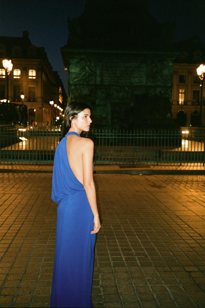 Abbiamo trovato l’abito perfetto di Zara: elegante, blu e costa solo 39,95€