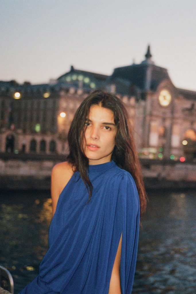 Abbiamo trovato l’abito perfetto di Zara: elegante, blu e costa solo 39,95€