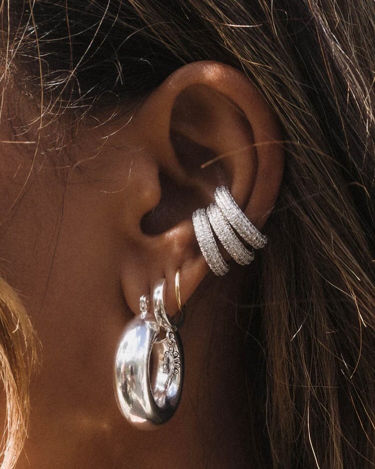 Non solo orecchini: perché l’ear cuff è il nuovo statement di stile 1 Non solo orecchini: perché l’ear cuff è il nuovo statement di stile