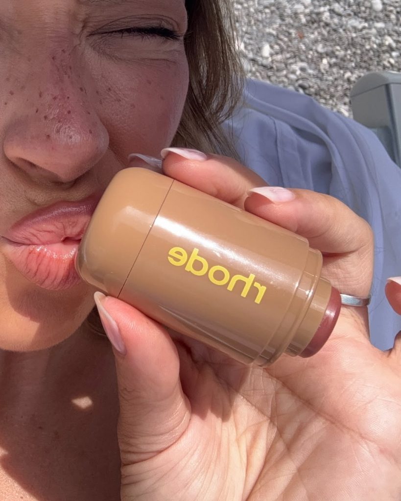 Sole, limoni e Pucci: Hailey Bieber lancia il primo Rhode Beach Club 4 Sole, limoni e Pucci: Hailey Bieber lancia il primo Rhode Beach Club