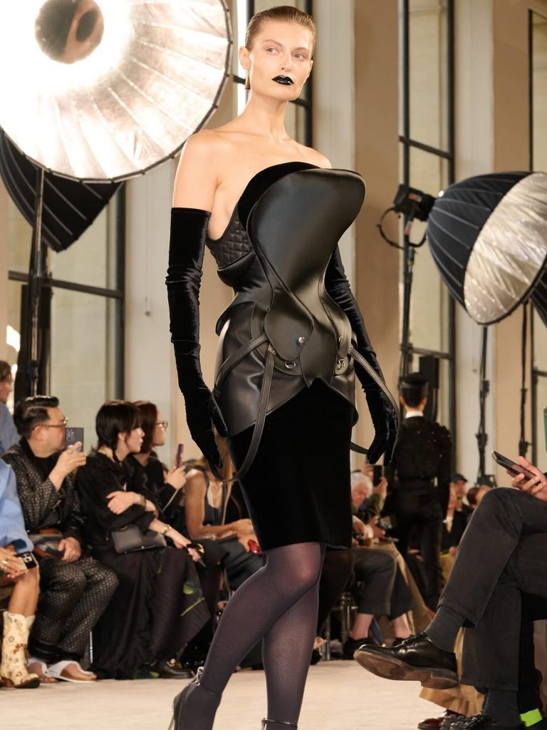 Parigi ai piedi di Schiaparelli: Haute Couture 2025 da applausi
