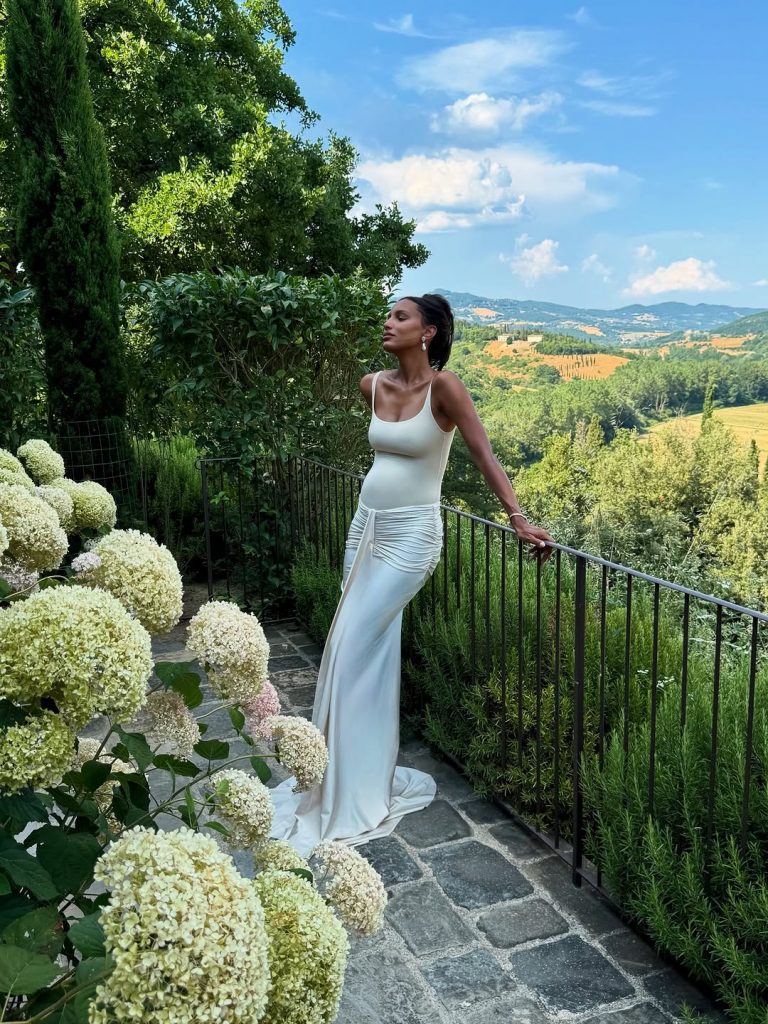 Jasmine Tookes aspetta il secondo figlio: la famiglia si allarga