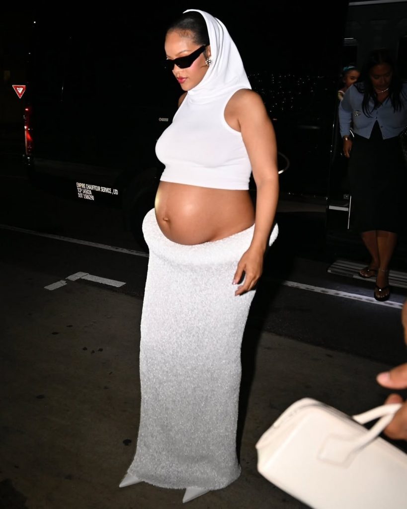 Glow & Couture: Rihanna Brilla in Alaïa a Los Angeles