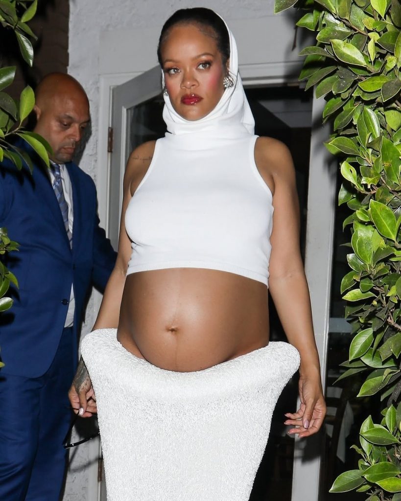 Glow & Couture: Rihanna Brilla in Alaïa a Los Angeles