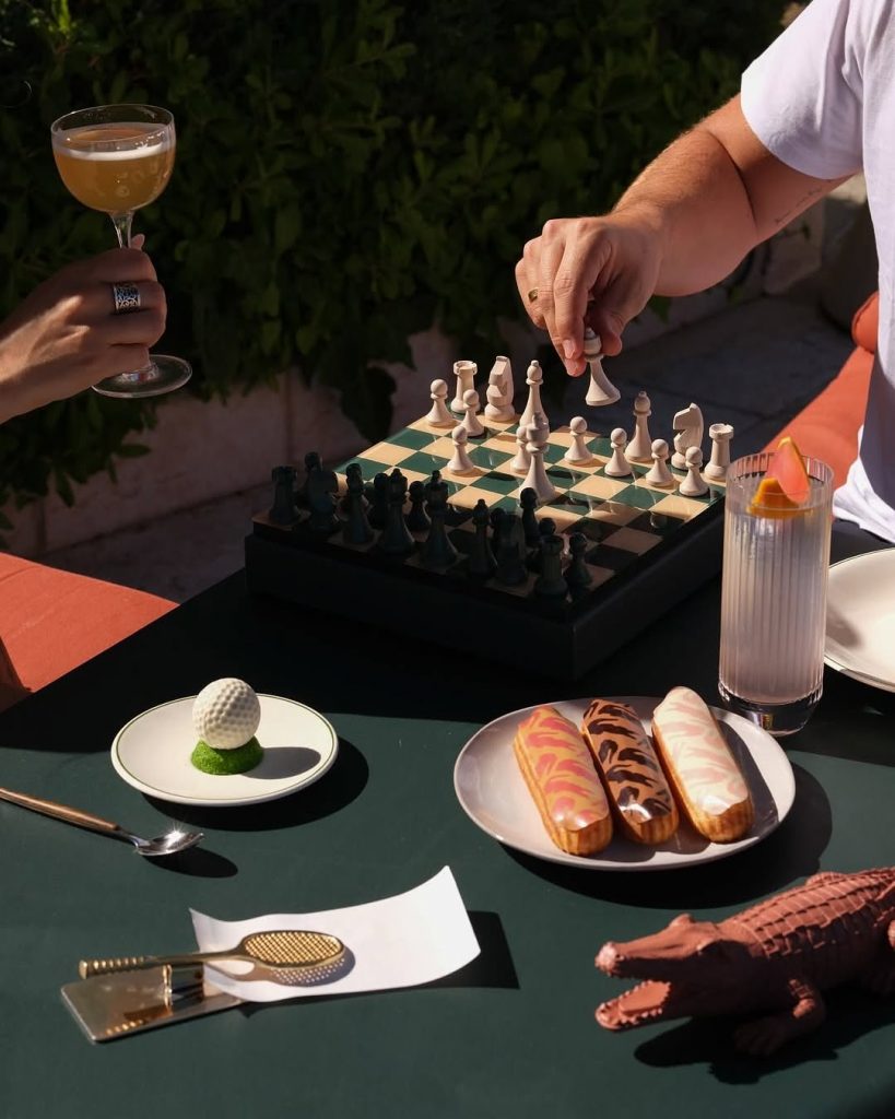 Il Coccodrillo Incontra la Riviera: Lacoste Debutta nel Mondo della Ristorazione con Stile 2 Il Coccodrillo Incontra la Riviera: Lacoste Debutta nel Mondo della Ristorazione con Stile