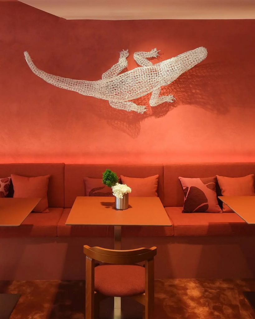 Il Coccodrillo Incontra la Riviera: Lacoste Debutta nel Mondo della Ristorazione con Stile 1 Il Coccodrillo Incontra la Riviera: Lacoste Debutta nel Mondo della Ristorazione con Stile