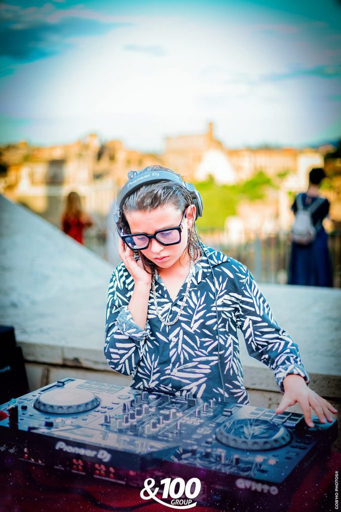 Quando il talento non ha età: DJ Qvinto incanta con la sua musica