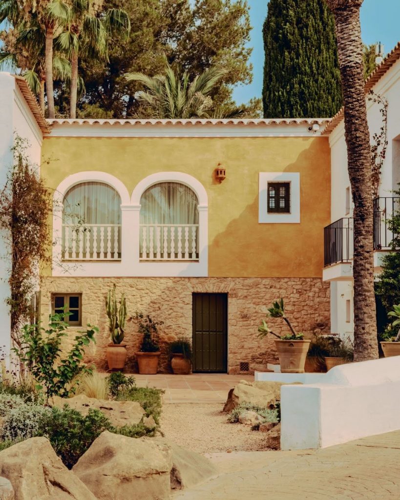 Soho Farmhouse Ibiza: Il Nuovo Santuario del Benessere nel Cuore della Campagna Balearica