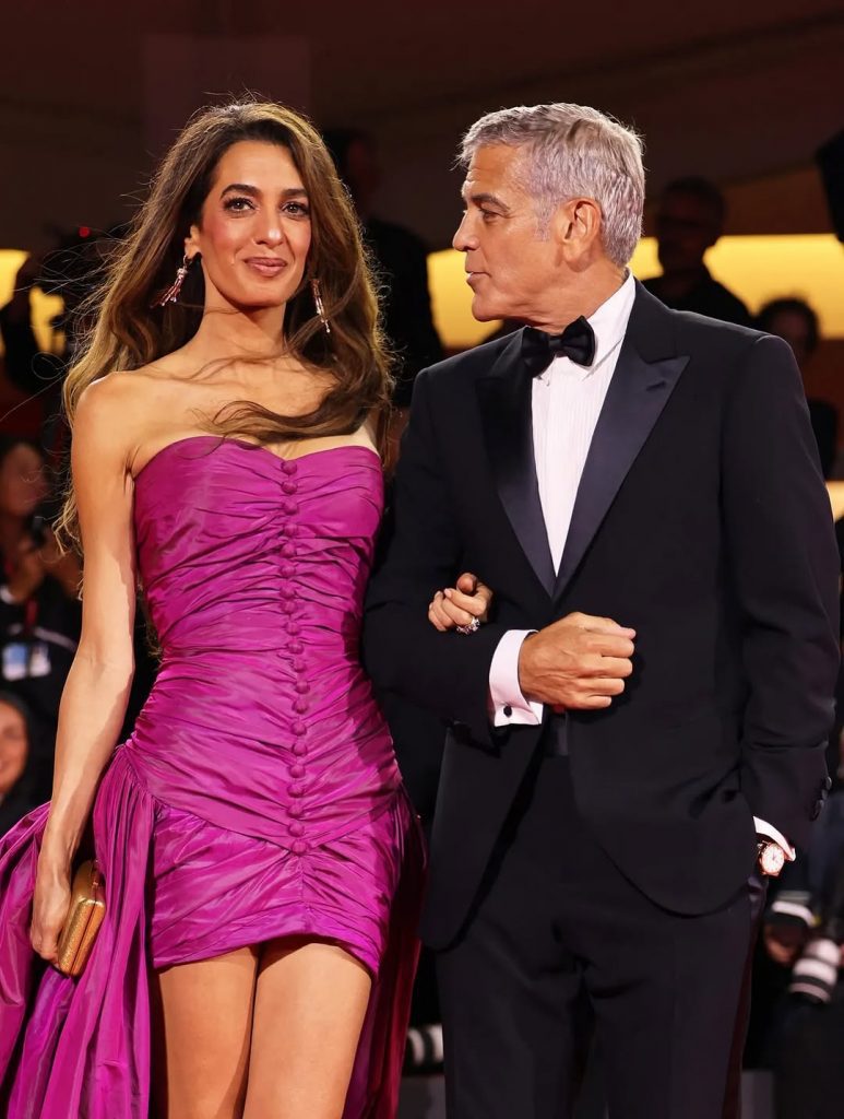 Venezia applaude Amal Clooney: il suo outfit è il migliore del red carpet