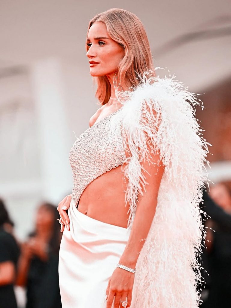 Rosie Huntington-Whiteley brilla sul red carpet veneziano con Armani 2 Rosie Huntington-Whiteley brilla sul red carpet veneziano con Armani