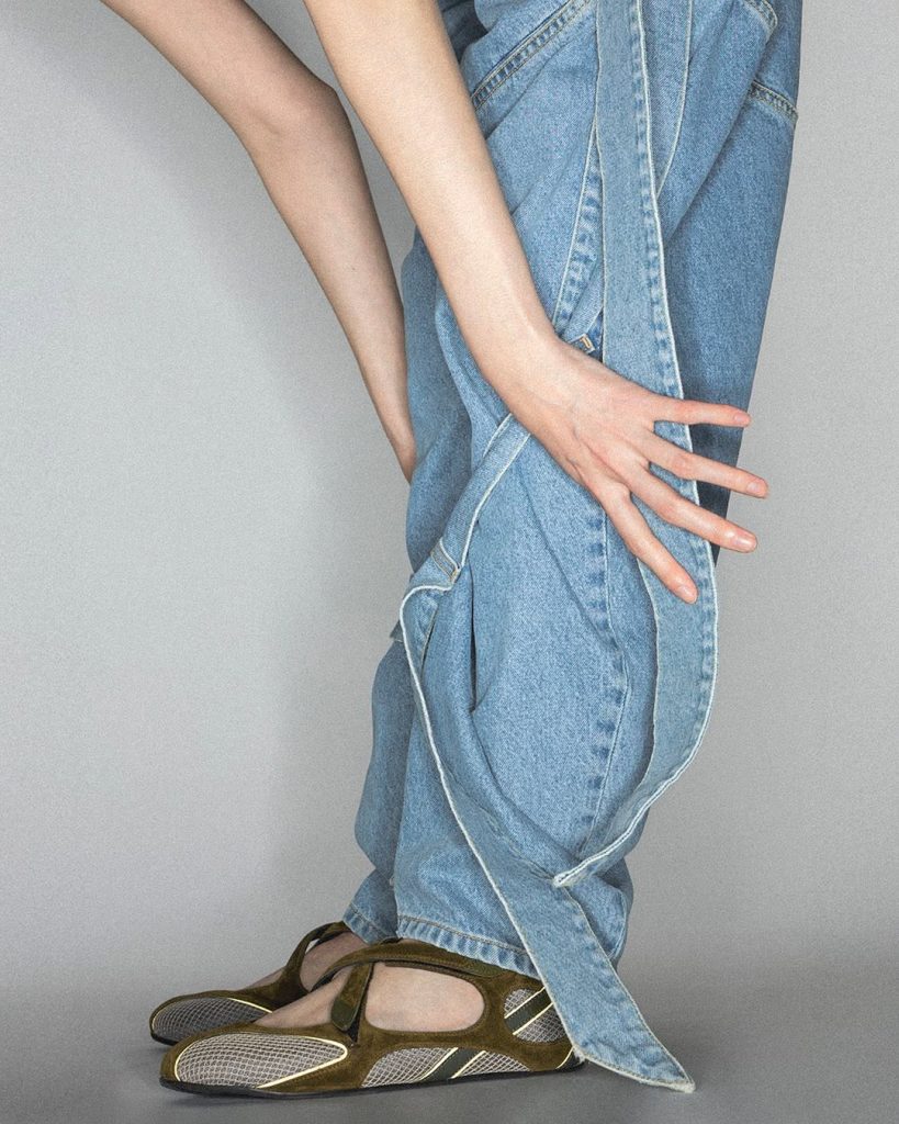 Autunno in denim: The Attico firma i jeans perfetti 1 Autunno in denim: The Attico firma i jeans perfetti