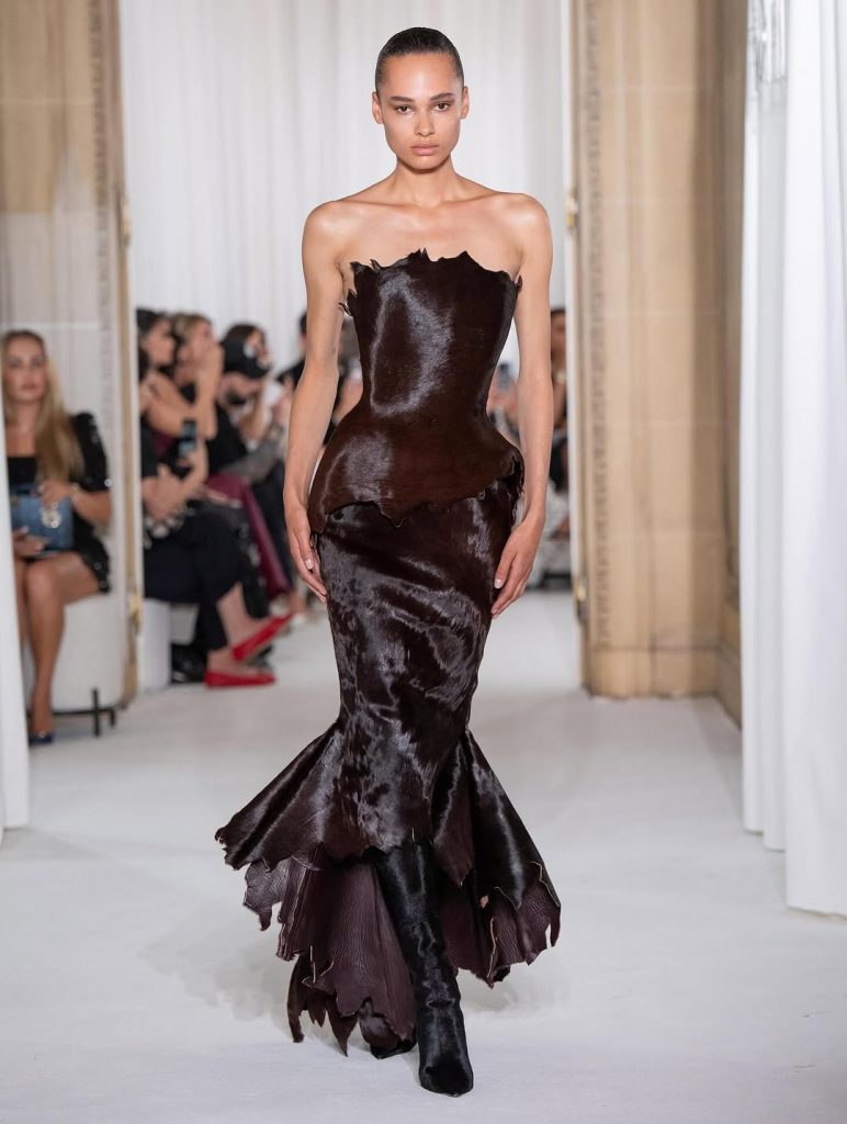 L'Eleganza Senza Tempo: Il Look Ashi Studio di Hailey Bieber Che Ha Conquistato Tutti 1 L'Eleganza Senza Tempo: Il Look Ashi Studio di Hailey Bieber Che Ha Conquistato Tutti