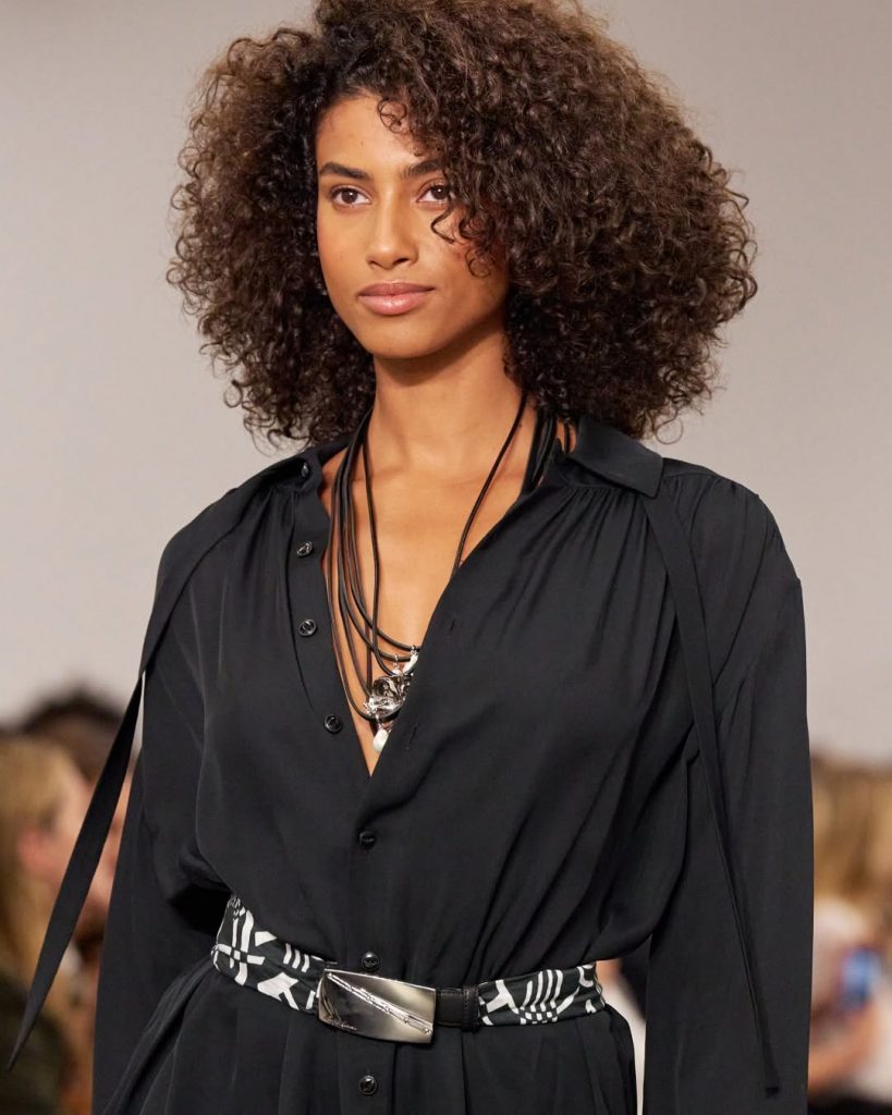 Ralph Lauren: Quando la Forza Incontra la Sensualità alla New York Fashion Week 2 Ralph Lauren: Quando la Forza Incontra la Sensualità alla New York Fashion Week