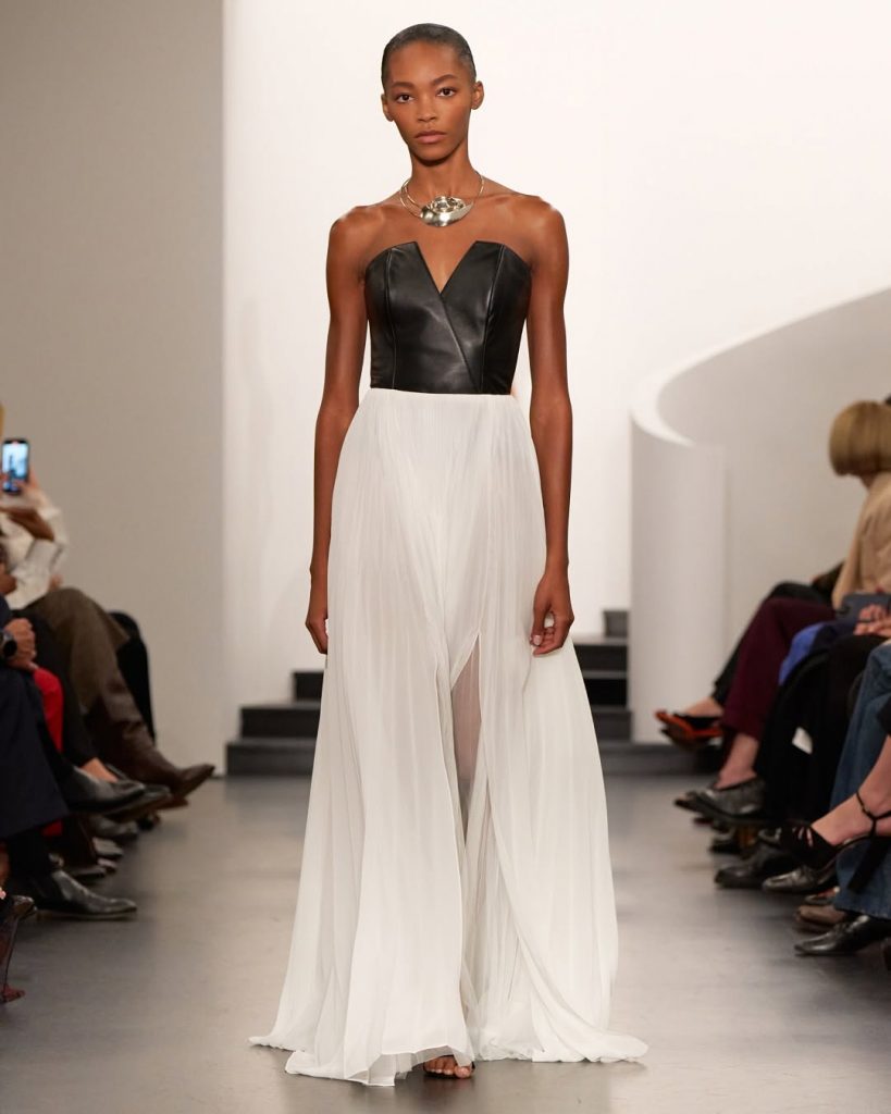 Ralph Lauren: Quando la Forza Incontra la Sensualità alla New York Fashion Week 1 Ralph Lauren: Quando la Forza Incontra la Sensualità alla New York Fashion Week