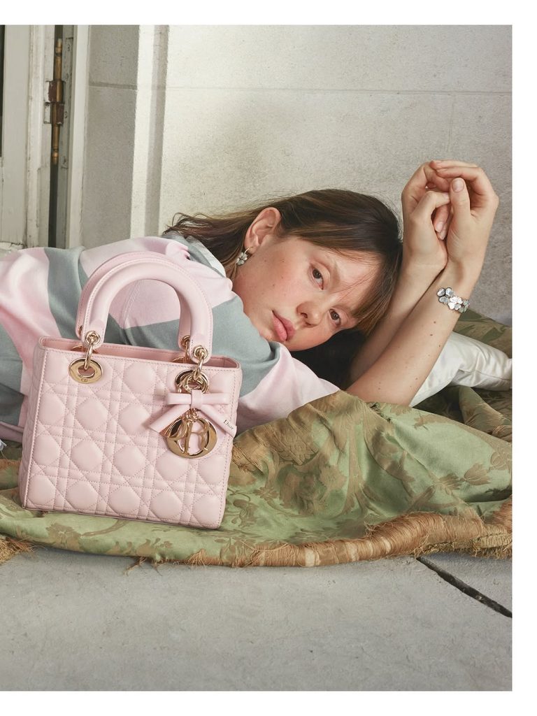 Jonathan Anderson Reinventa l'Icona: Il Suo Primo Debutto per Lady Dior