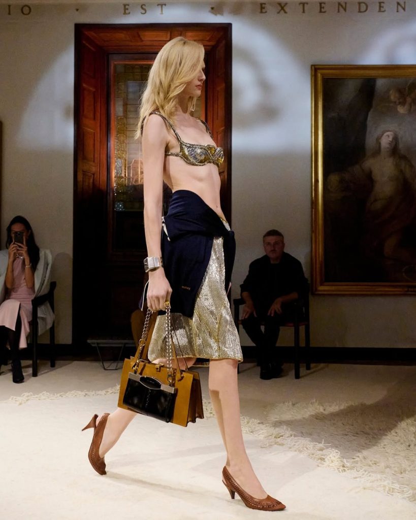 Il Ritorno alle Origini: Dario Vitale Ridefinisce l'Eredità Versace per la Primavera/Estate 2026