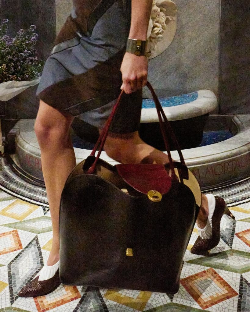 Il Ritorno alle Origini: Dario Vitale Ridefinisce l'Eredità Versace per la Primavera/Estate 2026