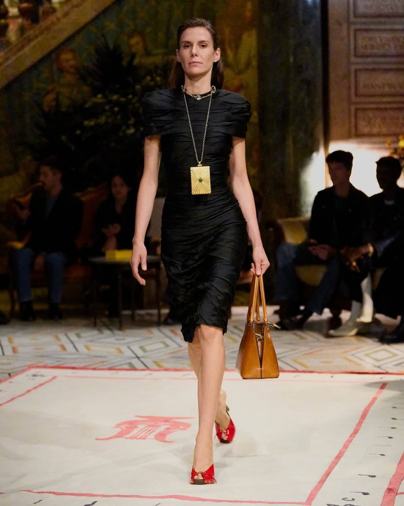 Il Ritorno alle Origini: Dario Vitale Ridefinisce l'Eredità Versace per la Primavera/Estate 2026