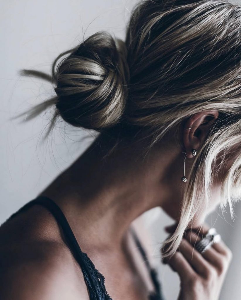 Messy ma chic: la guida allo chignon perfetto