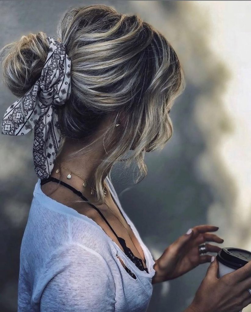 Messy ma chic: la guida allo chignon perfetto
