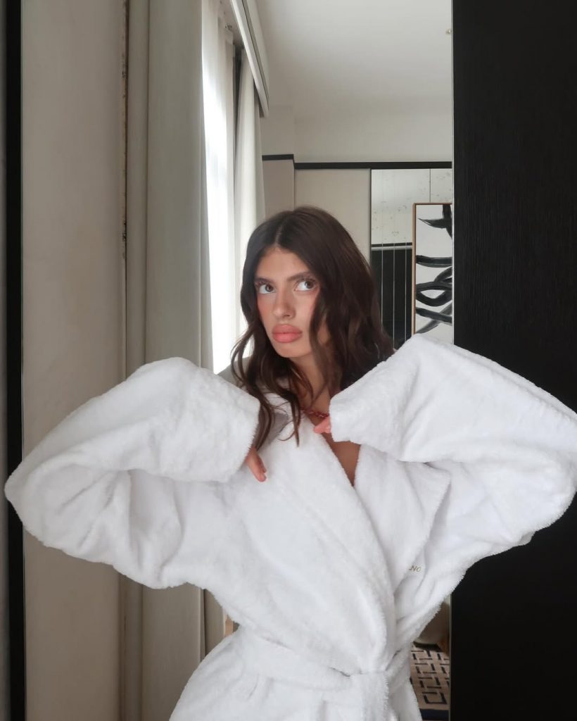 Da Bianca Balti a Matilde Lucidi: la bellezza di madre in figlia conquista la Paris Fashion Week