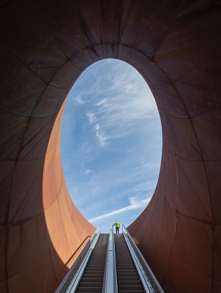 Quando l'Arte Incontra il Quotidiano: La Stazione Metro di Napoli che Trasforma il Viaggio in Esperienza
