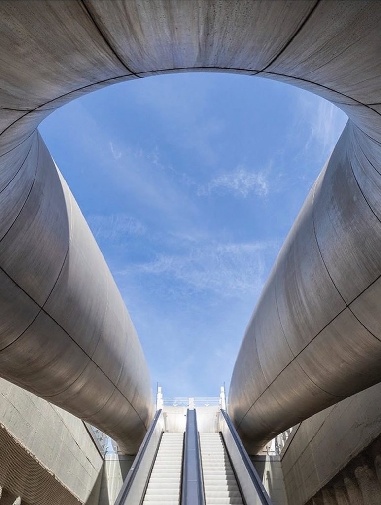 Quando l'Arte Incontra il Quotidiano: La Stazione Metro di Napoli che Trasforma il Viaggio in Esperienza