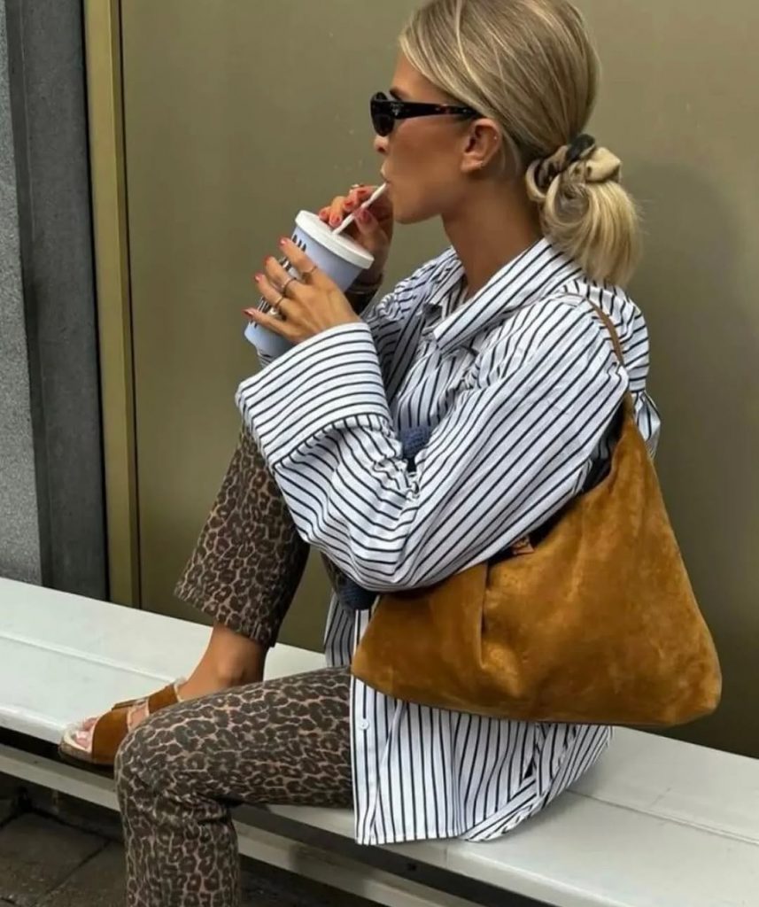 Icona di stile: la camicia blu conquista l’autunno