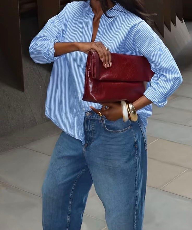 Icona di stile: la camicia blu conquista l’autunno
