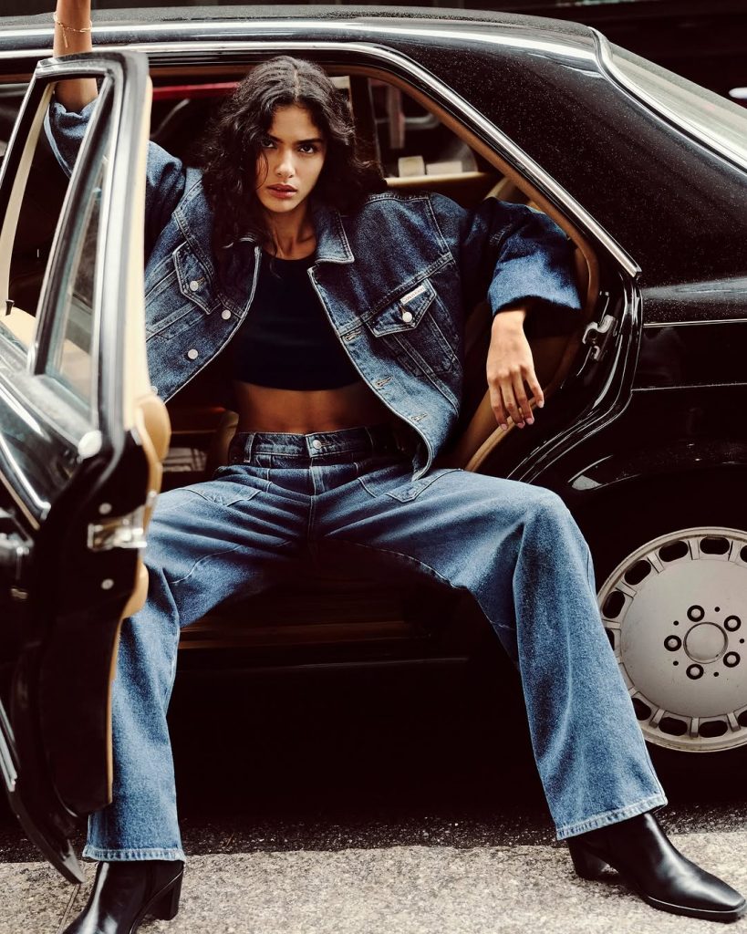 Il Denim Conquista la Scena: Calvin Klein Ridefinisce l'Eleganza Urbana per l'Autunno/Inverno 2025