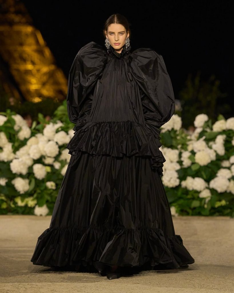 Tra luci e icone: Saint Laurent domina la notte di Parigi