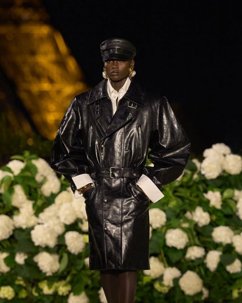 Tra luci e icone: Saint Laurent domina la notte di Parigi
