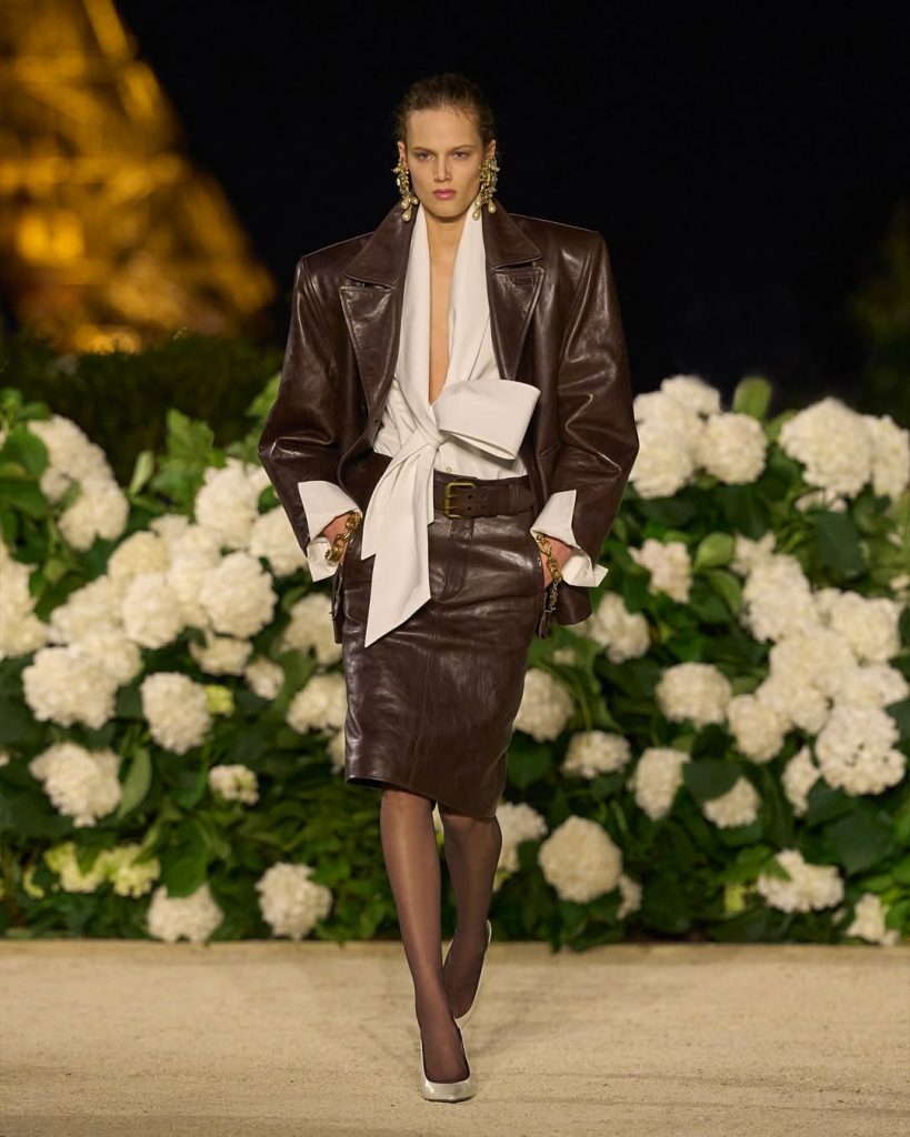 Tra luci e icone: Saint Laurent domina la notte di Parigi
