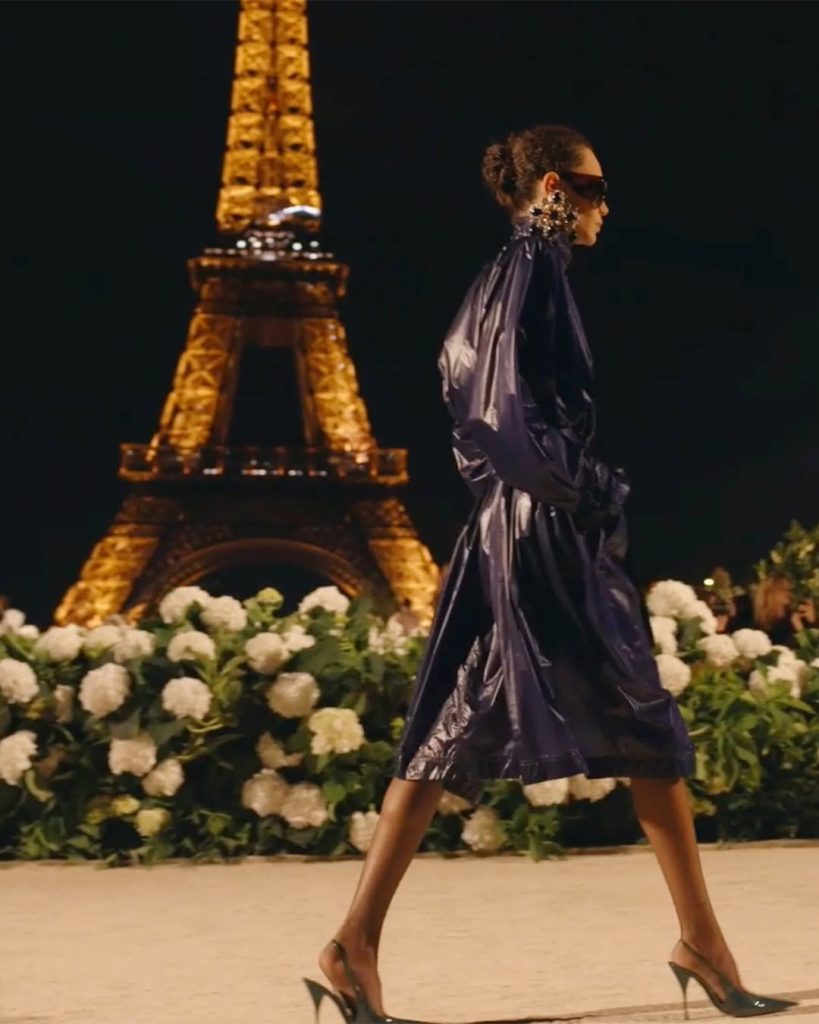 Tra luci e icone: Saint Laurent domina la notte di Parigi