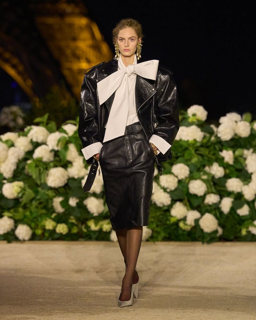 Tra luci e icone: Saint Laurent domina la notte di Parigi