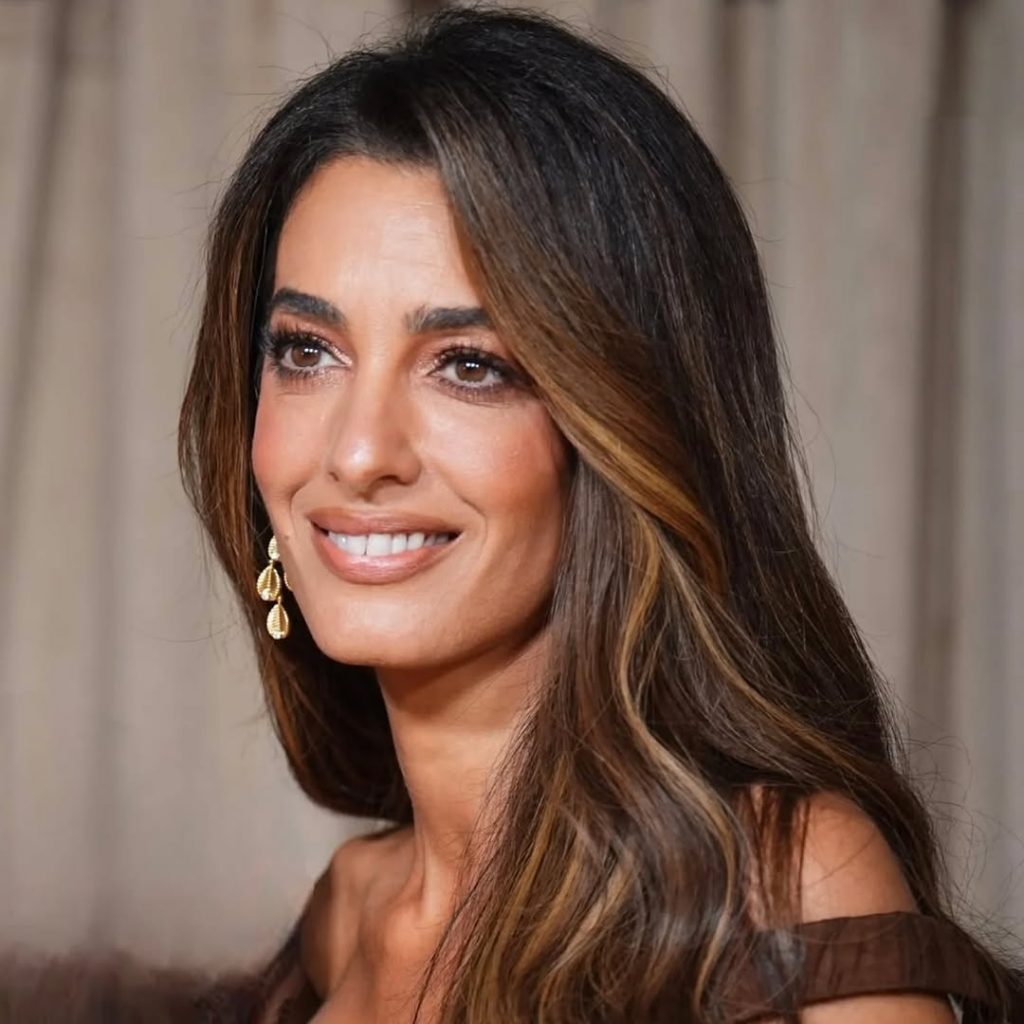 Amal Clooney incanta in Versace al Natural History Museum di Londra 3 Amal Clooney incanta in Versace al Natural History Museum di Londra