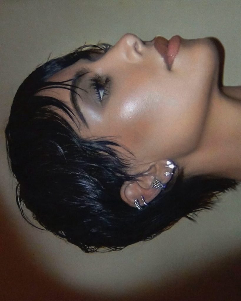 Kim Kardashian fa tendenza: il pixie haircut conquista Maison Alaïa 1 Kim Kardashian fa tendenza: il pixie haircut conquista Maison Alaïa