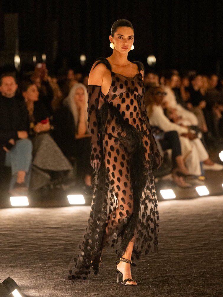 Applausi per Kendall Jenner: il look finale Schiaparelli che resta negli occhi
