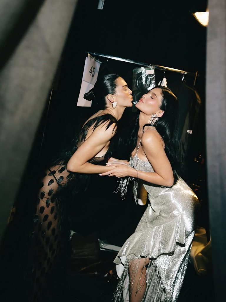 Applausi per Kendall Jenner: il look finale Schiaparelli che resta negli occhi