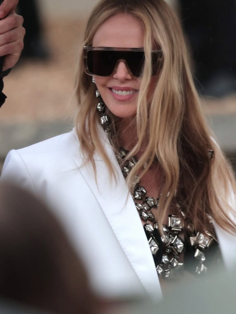 Givenchy e Charlize Theron: Quando la Moda Diventa Arte Pura 1 Givenchy e Charlize Theron: Quando la Moda Diventa Arte Pura